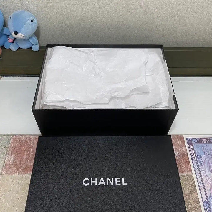 [BUNJANG] Chanel Shoe Box with Inserts and Booklet / 샤넬 신발박스(33.5x21.5x14) + 속지 + 북렛