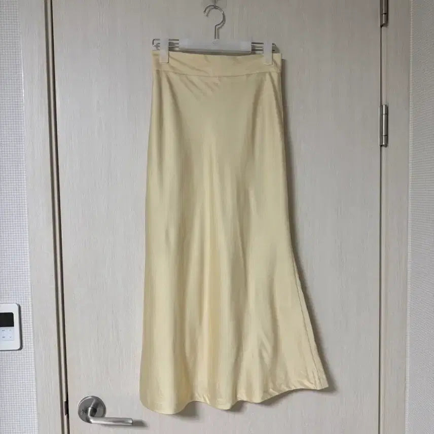 [BUNJANG] Reine Butter Yellow Satin Long Skirt S / 렌느 reine 버터옐로 새틴 롱 스커트 S