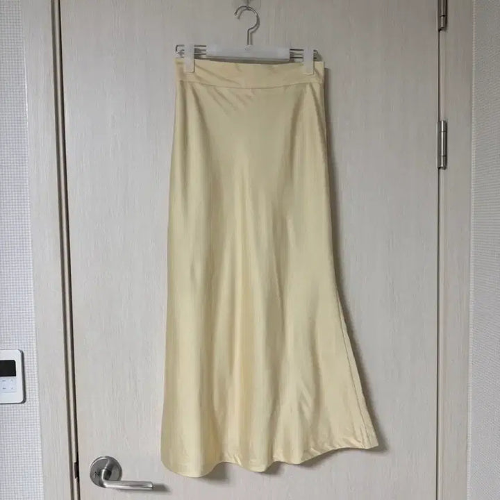 [BUNJANG] Reine Butter Yellow Satin Long Skirt S / 렌느 reine 버터옐로 새틴 롱 스커트 S