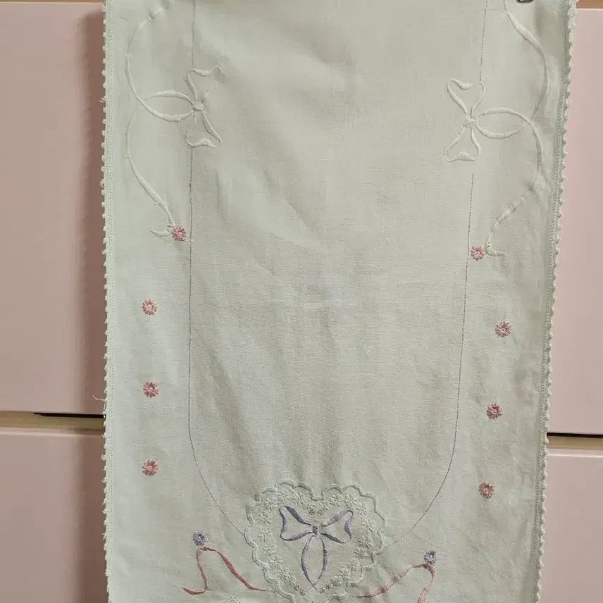 [BUNJANG] Vintage Heart Ribbon Flower Embroidered Runner / 빈티지 하트 리본 플라워 자수 러너