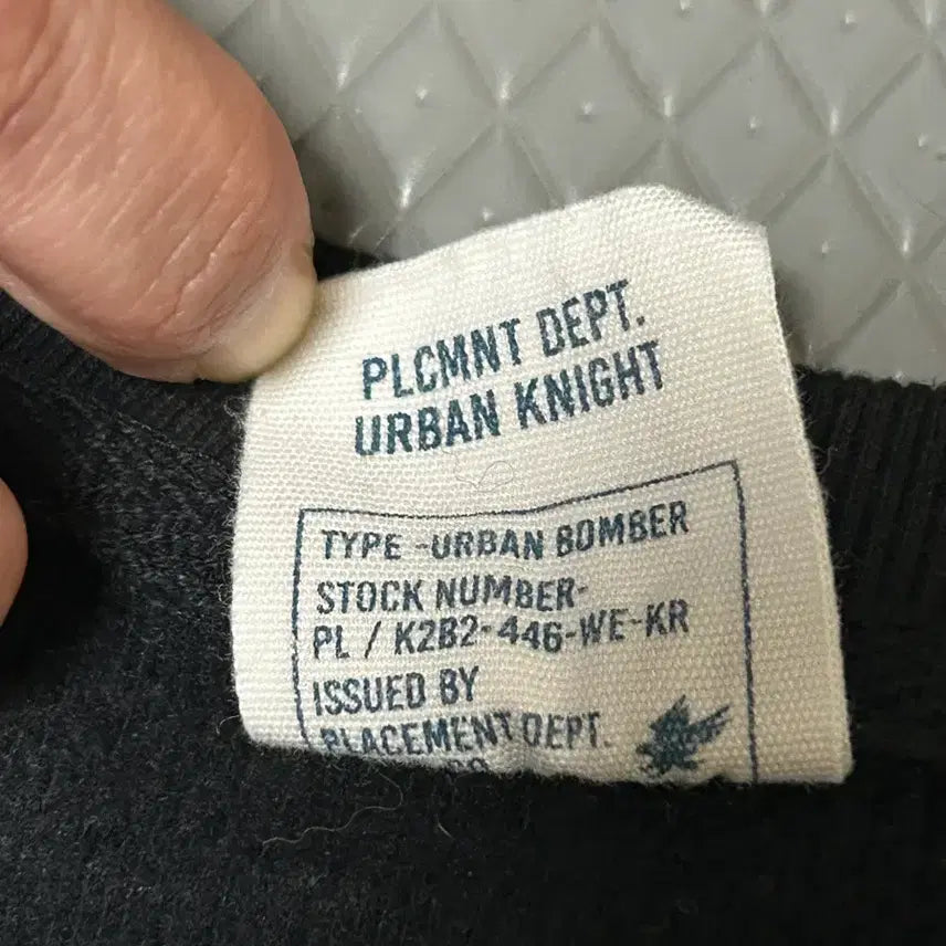 [BUNJANG] Placement Out Black Fleece Sweatshirt / Placement Out 검정색 기모 맨투맨티