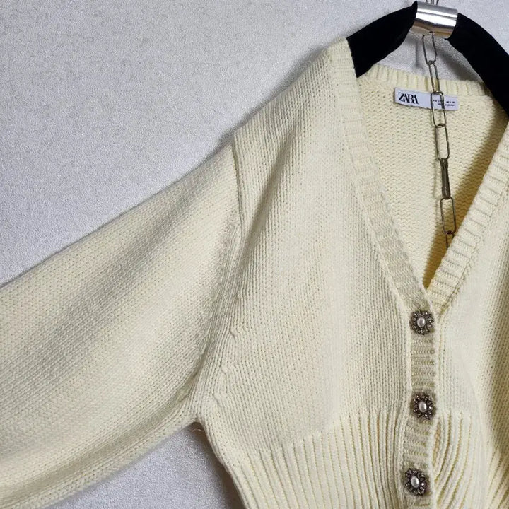 [BUNJANG] ZARA Pearl Button Volume Sleeve Cropped Cardigan / 자라 보석단추 볼륨소매 가디건66
