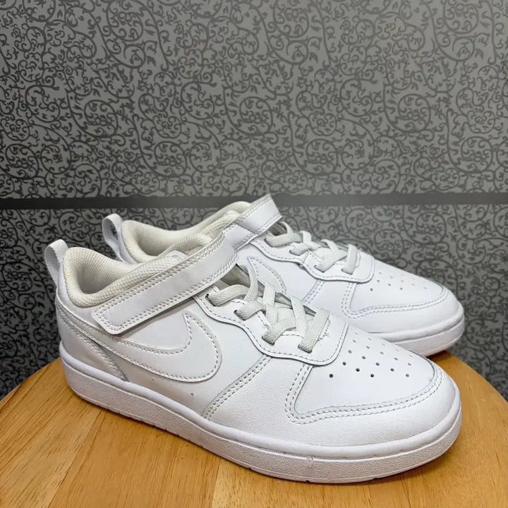 [SOLD OUT] 나이키 코트버로우 스니커즈 사이즈210