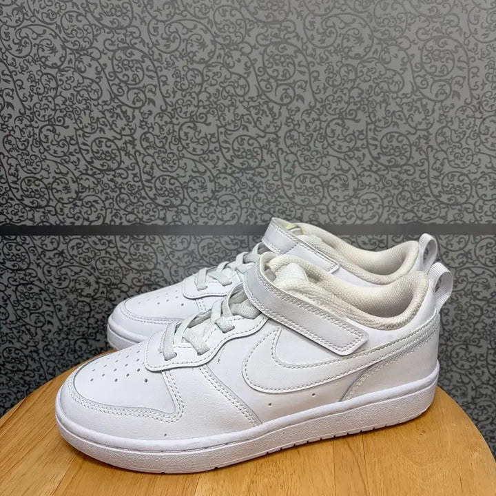 [SOLD OUT] 나이키 코트버로우 스니커즈 사이즈210