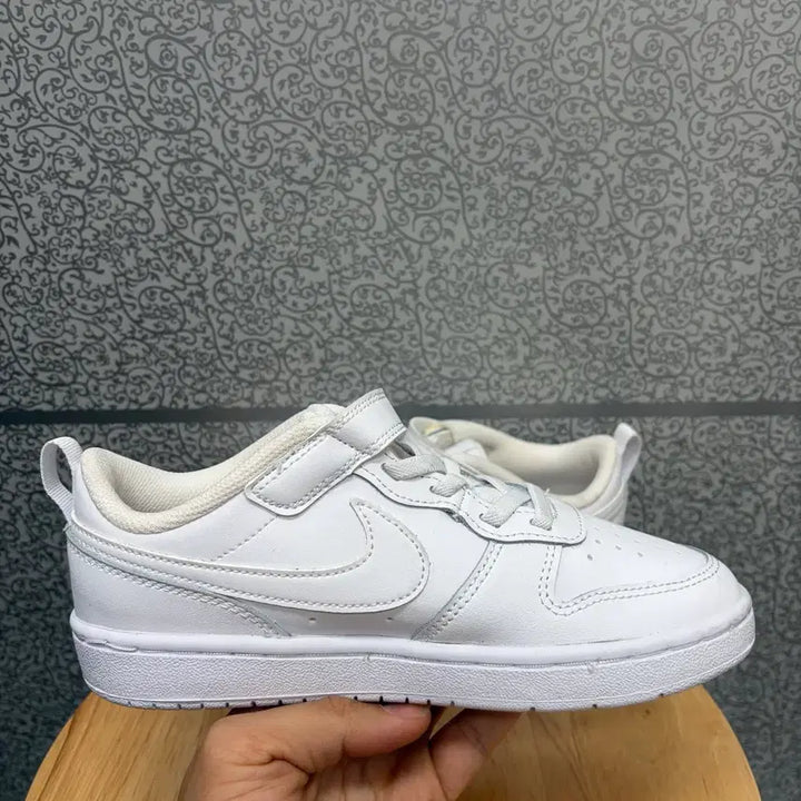 [SOLD OUT] 나이키 코트버로우 스니커즈 사이즈210