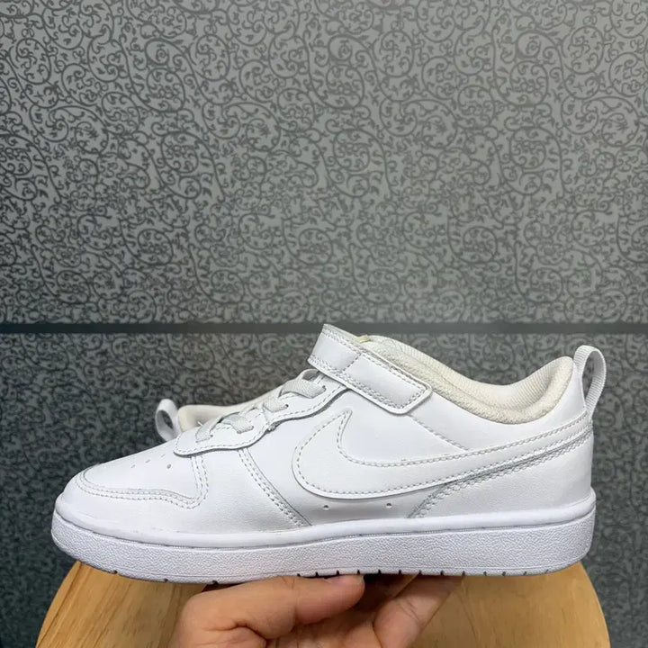 [SOLD OUT] 나이키 코트버로우 스니커즈 사이즈210