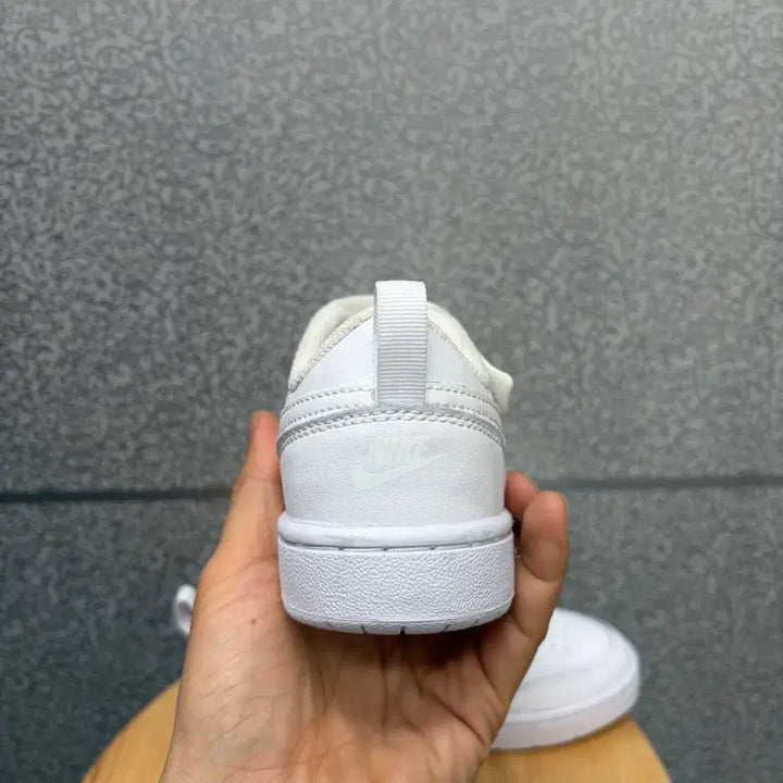 [SOLD OUT] 나이키 코트버로우 스니커즈 사이즈210