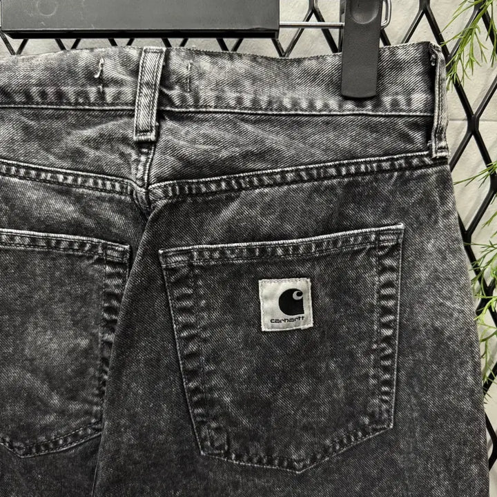 [BUNJANG] Carhartt WIP Black Denim Pants / 칼하트 윕 녹섬 데님 팬츠 후면 로고 포인트 흑청