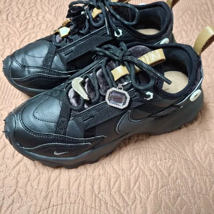 [BUNJANG] Nike TC7900 Jewelry Black Sneakers / 235 나이키 TC7900 골드 쥬얼리 운동화 [0388A]