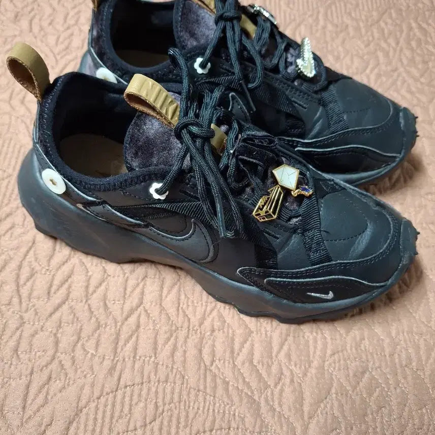 [BUNJANG] Nike TC7900 Jewelry Black Sneakers / 235 나이키 TC7900 골드 쥬얼리 운동화 [0388A]