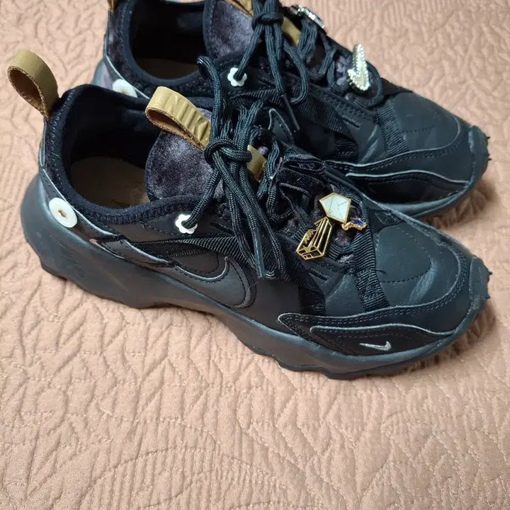 [BUNJANG] Nike TC7900 Jewelry Black Sneakers / 235 나이키 TC7900 골드 쥬얼리 운동화 [0388A]