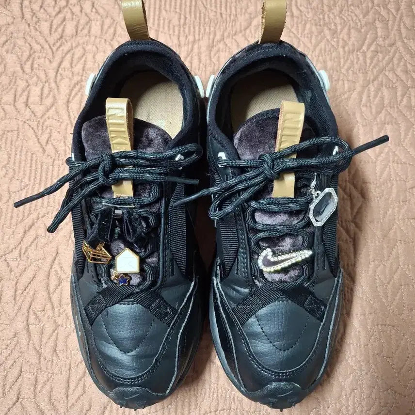 [BUNJANG] Nike TC7900 Jewelry Black Sneakers / 235 나이키 TC7900 골드 쥬얼리 운동화 [0388A]