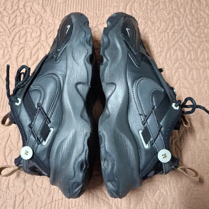 [BUNJANG] Nike TC7900 Jewelry Black Sneakers / 235 나이키 TC7900 골드 쥬얼리 운동화 [0388A]