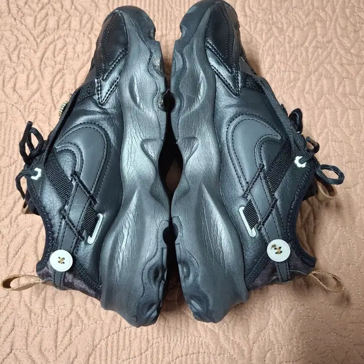 [BUNJANG] Nike TC7900 Jewelry Black Sneakers / 235 나이키 TC7900 골드 쥬얼리 운동화 [0388A]