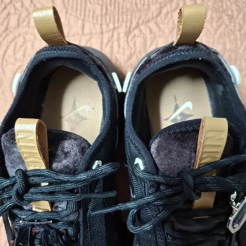 [BUNJANG] Nike TC7900 Jewelry Black Sneakers / 235 나이키 TC7900 골드 쥬얼리 운동화 [0388A]