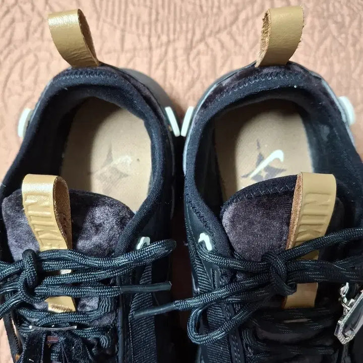 [BUNJANG] Nike TC7900 Jewelry Black Sneakers / 235 나이키 TC7900 골드 쥬얼리 운동화 [0388A]
