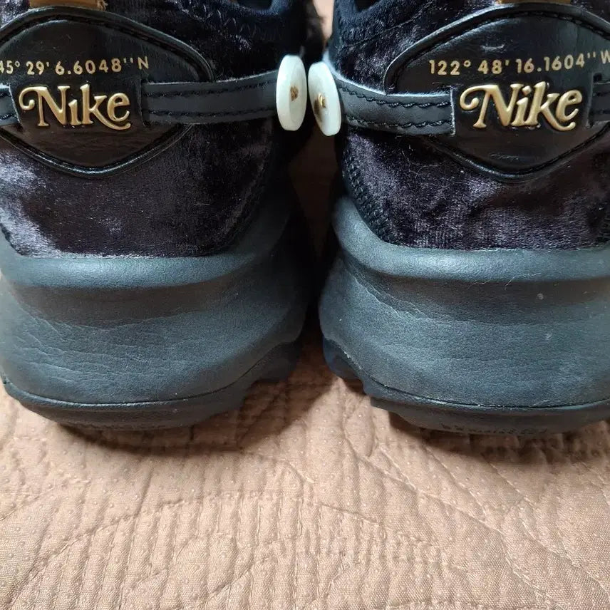 [BUNJANG] Nike TC7900 Jewelry Black Sneakers / 235 나이키 TC7900 골드 쥬얼리 운동화 [0388A]