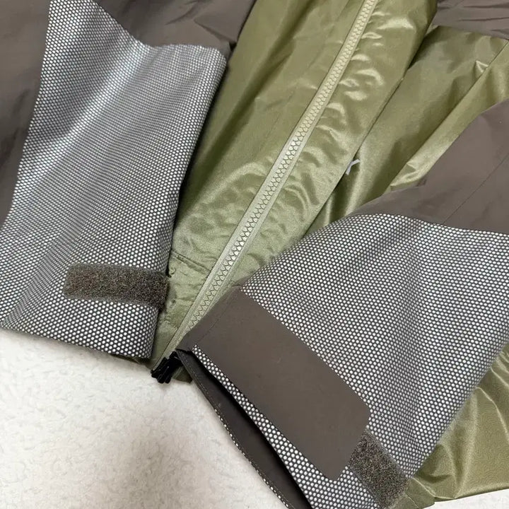 [BUNJANG] And Wander x Adidas Terrex Rain Coat / 앤드 원더 x 아디다스 테렉스 콜라보 레인 코트 카키 L