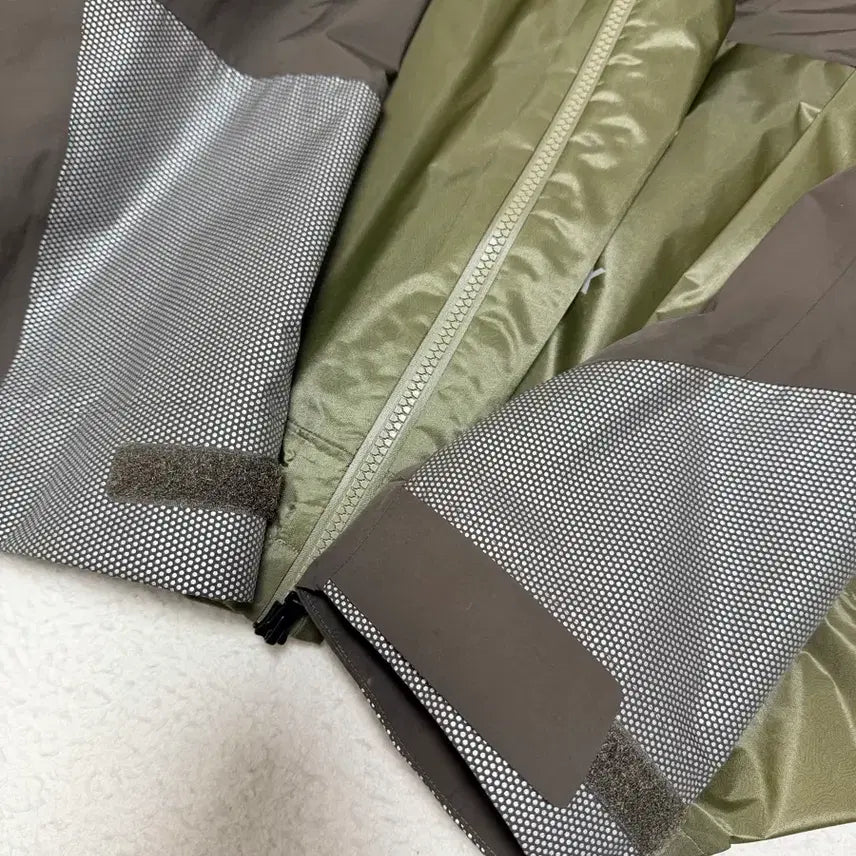 [BUNJANG] And Wander x Adidas Terrex Rain Coat / 앤드 원더 x 아디다스 테렉스 콜라보 레인 코트 카키 L