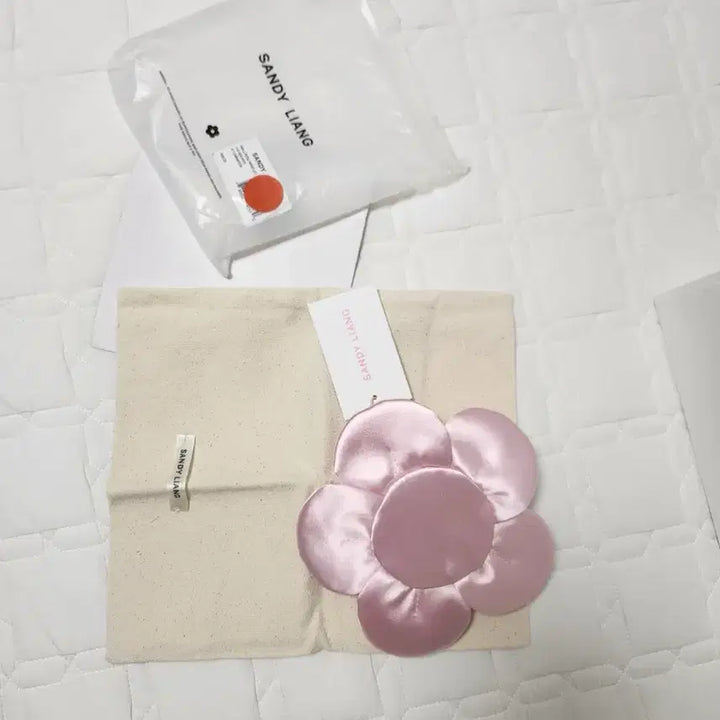 [BUNJANG] Sandy Liang Petal Wristlet Pouch / Sandy liang Petal Wristlet 샌디리앙 파우치 핑크