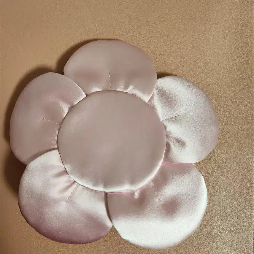 [BUNJANG] Sandy Liang Petal Wristlet Pouch / Sandy liang Petal Wristlet 샌디리앙 파우치 핑크