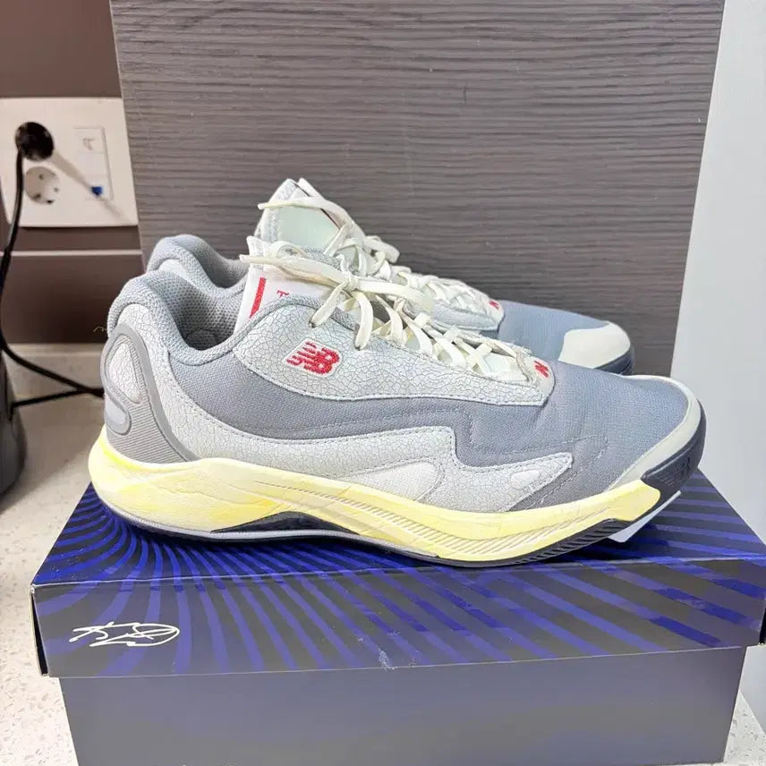 [BUNJANG] New Balance Kawhi 4 Gray Day Sneakers / 뉴발란스 카와이 4 그레이데이 D 275