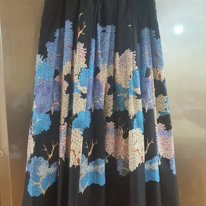 [BUNJANG] Floral Pattern Black Long Skirt / 플라워 패턴 블랙 롱 스커트55~66