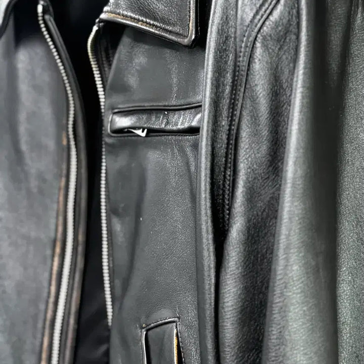 [BUNJANG] coor Distressed Padded Leather Jumper Dark Brown L / 쿠어 (coor) 디스트레스드 패디드 숄더 레더 점퍼(다크브라운) L
