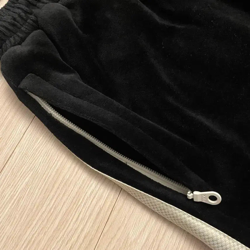 [BUNJANG] Brown Yard Velour Track Pants - Black / [3] 브라운야드 벨루어트랙 팬츠 블랙