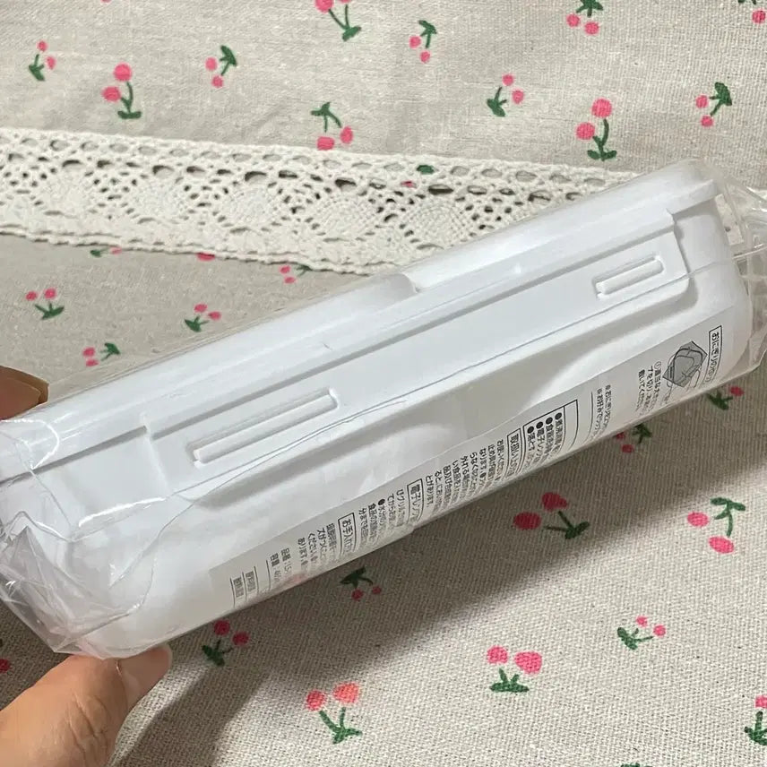 [BUNJANG] Hello Kitty Tanning Kitty White Onigiri Bento Box / 헬로키티 태닝키티 화이트 삼각김밥 케이스 다이어트 점심도시락