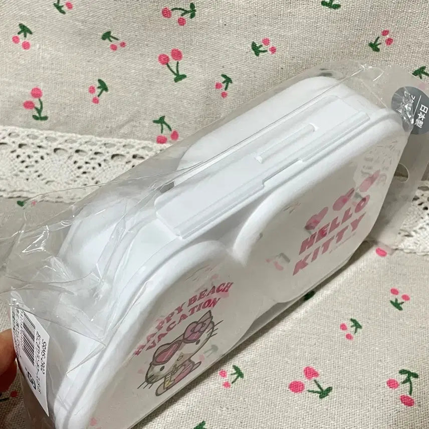 [BUNJANG] Hello Kitty Tanning Kitty White Onigiri Bento Box / 헬로키티 태닝키티 화이트 삼각김밥 케이스 다이어트 점심도시락