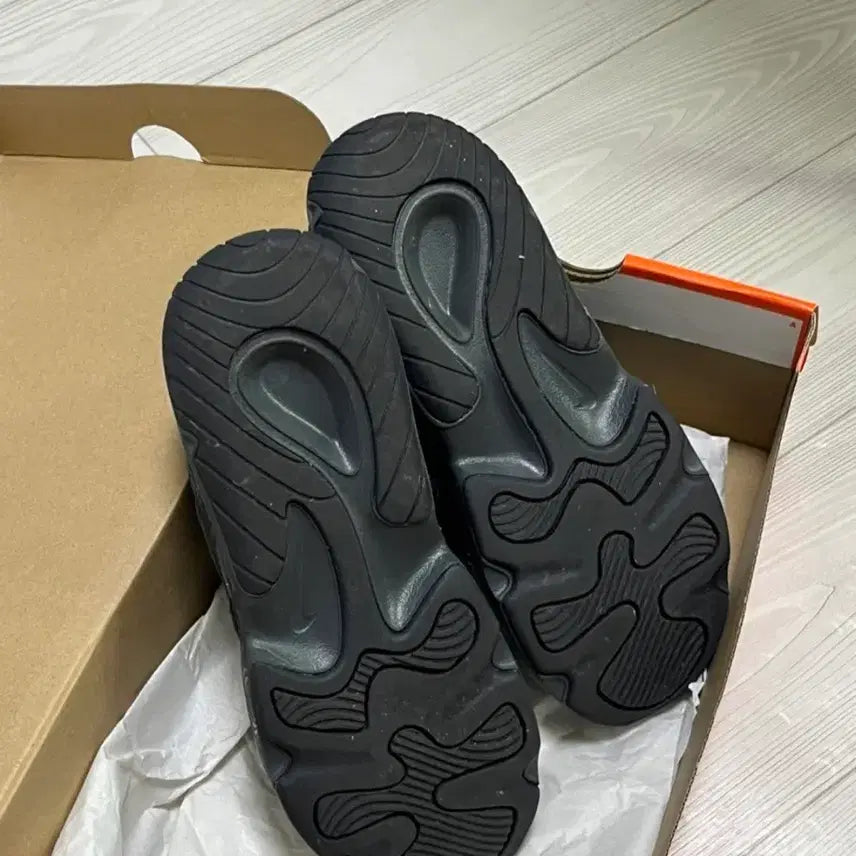 [BUNJANG] Nike Tech Hera Black Smoke Grey Sneakers / 나이키 테크 헤라 블랙 스모크 그레이
