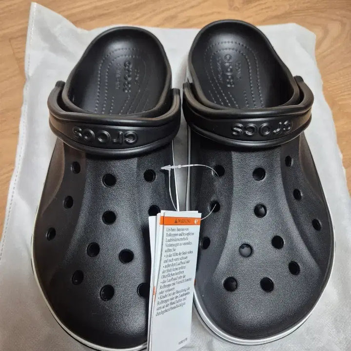 [SOLD OUT] 크록스 검정색 샌들 새상품