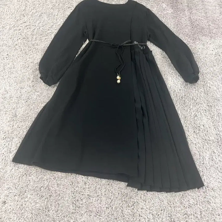 [BUNJANG] ZICAT Pleated Asymmetric Long Dress / 정품 지컷 플리츠 언발 롱원피스 블랙