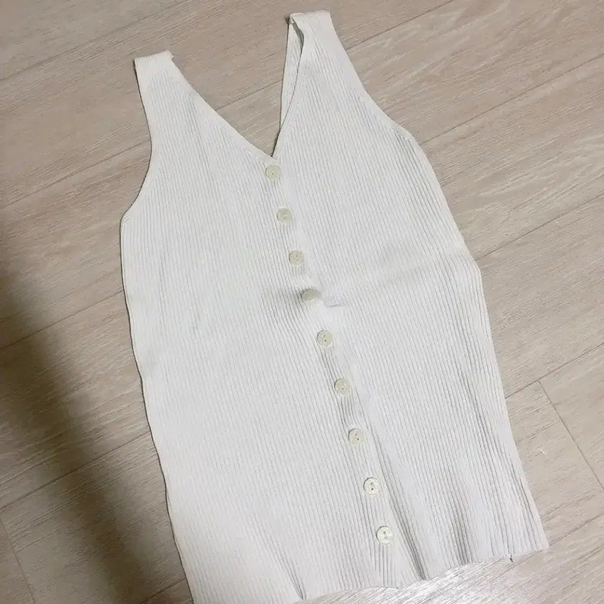 [BUNJANG] White Mother-of-Pearl Button Tank Top / 화이트 자개단추 나시 티