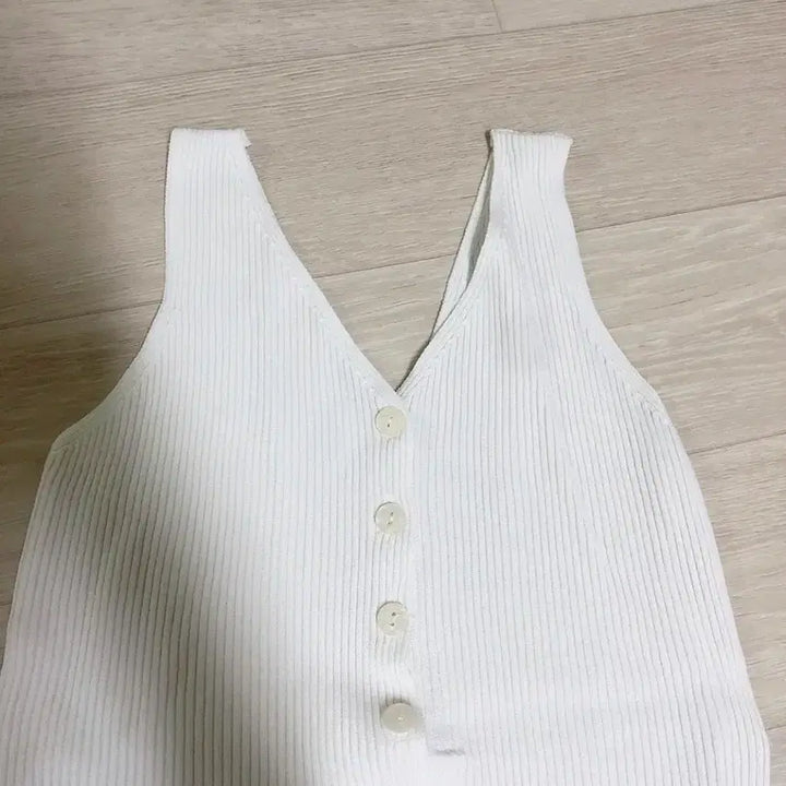 [BUNJANG] White Mother-of-Pearl Button Tank Top / 화이트 자개단추 나시 티
