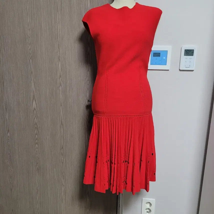 [BUNJANG] Red Pleated Midi Dress (Size S) / 짱짱한 레드 플리츠 미디 원피스  S
