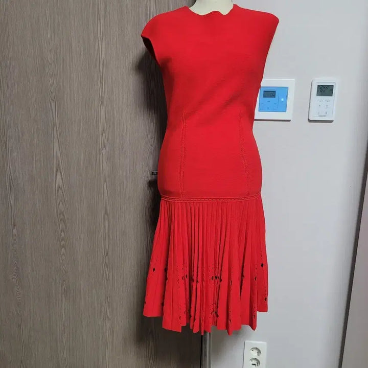 [BUNJANG] Red Pleated Midi Dress (Size S) / 짱짱한 레드 플리츠 미디 원피스  S