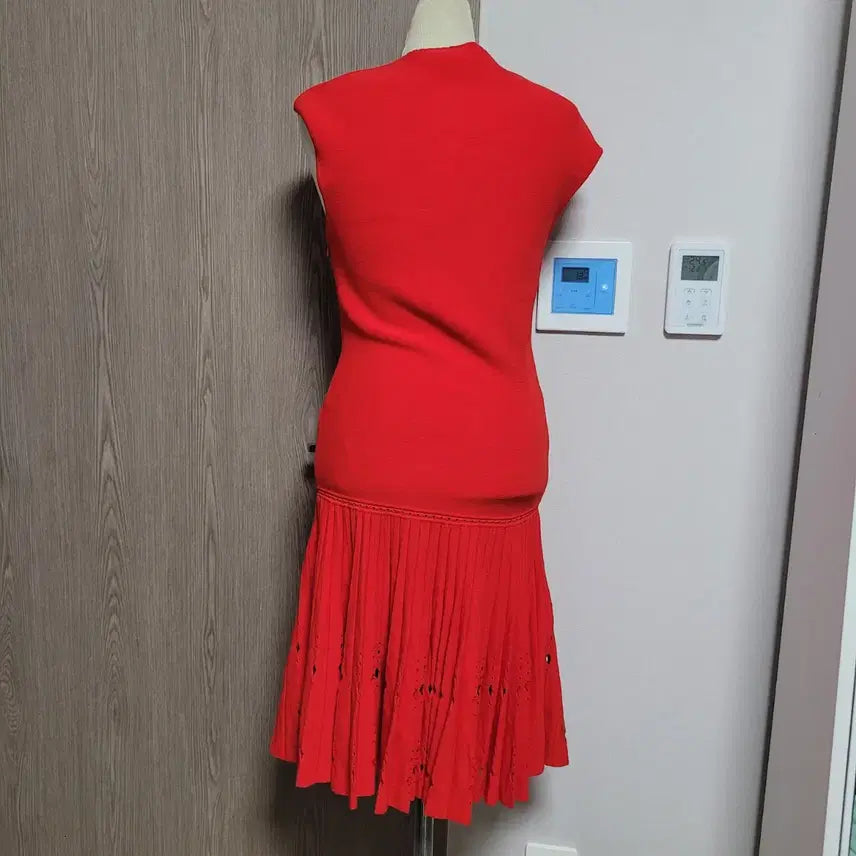 [BUNJANG] Red Pleated Midi Dress (Size S) / 짱짱한 레드 플리츠 미디 원피스  S