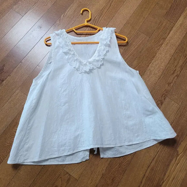 [BUNJANG] White Linen Lace Detail Sleeveless Blouse / 레이스 넥 화이트 린넨 나시 블라우스