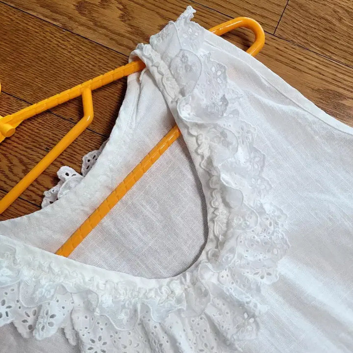 [BUNJANG] White Linen Lace Detail Sleeveless Blouse / 레이스 넥 화이트 린넨 나시 블라우스