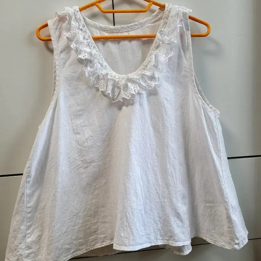 [BUNJANG] White Linen Lace Detail Sleeveless Blouse / 레이스 넥 화이트 린넨 나시 블라우스