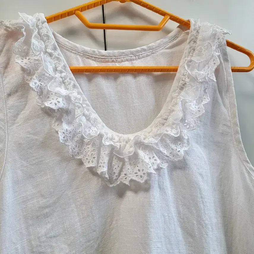 [BUNJANG] White Linen Lace Detail Sleeveless Blouse / 레이스 넥 화이트 린넨 나시 블라우스
