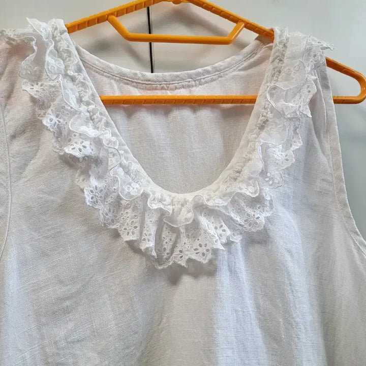[BUNJANG] White Linen Lace Detail Sleeveless Blouse / 레이스 넥 화이트 린넨 나시 블라우스