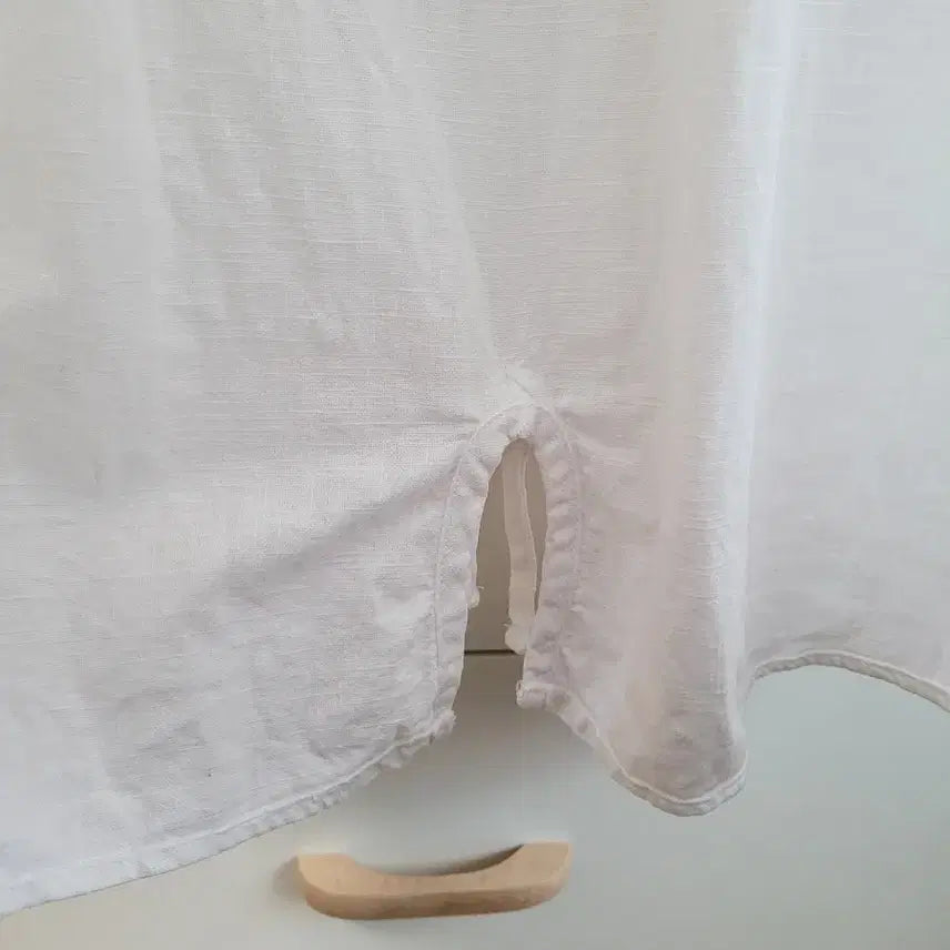 [BUNJANG] White Linen Lace Detail Sleeveless Blouse / 레이스 넥 화이트 린넨 나시 블라우스