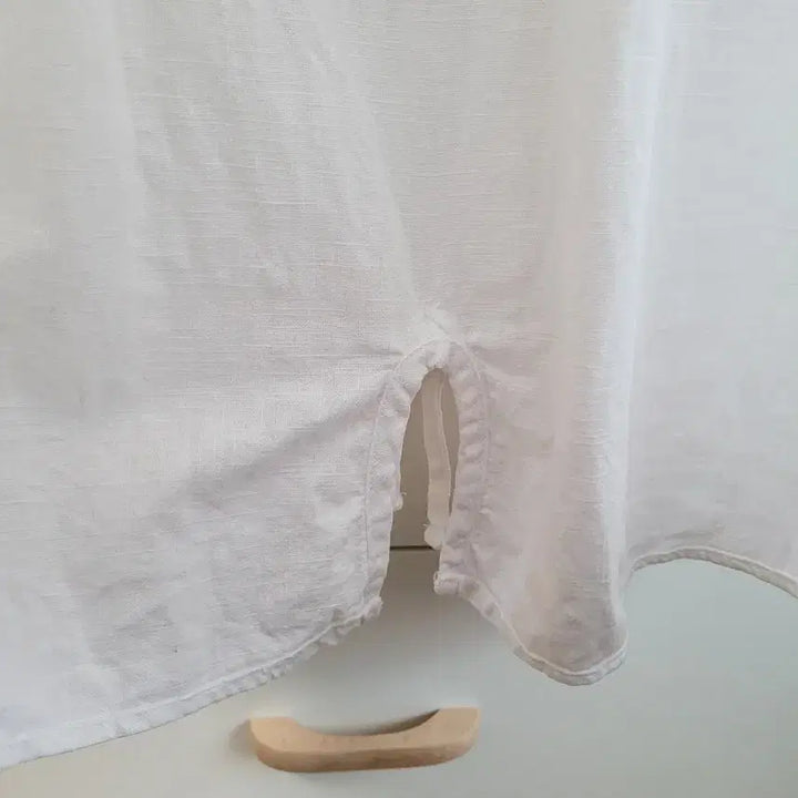 [BUNJANG] White Linen Lace Detail Sleeveless Blouse / 레이스 넥 화이트 린넨 나시 블라우스