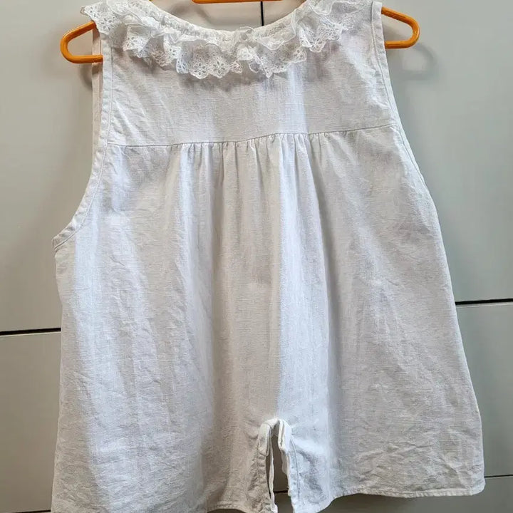 [BUNJANG] White Linen Lace Detail Sleeveless Blouse / 레이스 넥 화이트 린넨 나시 블라우스