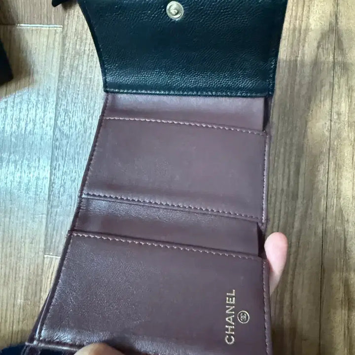 [SOLD OUT] 샤넬 캐비어 삼단 똑딱이 지갑