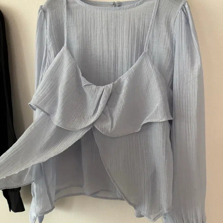 [BUNJANG] Layered Blouse (Light Blue/Black) / 새제품  레이어드 블라우스  소라/블랙