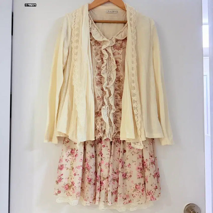 [BUNJANG] Rosa.Cherry Blouse and Floral Skirt Set / 로사체리 블라우스 스커트 세트